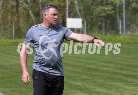 Fussball. 1. Klasse D. DSG Ferlach gegen Tainach.  Trainer Reinhold Josef Kuegler  (Tainach). Ferlach 29.4.2023.
Foto: Kuess


---
pressefotos, pressefotografie, kuess, qs, qspictures, sport, bild, bilder, bilddatenbank