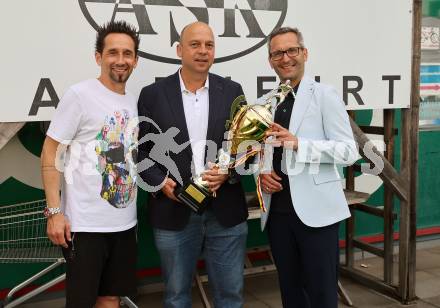 Fussball Kaerntner Liga. ASK gegen Lendorf. Meisterfeier  (ASK). Matthias Dollinger,  Martin Mutz (KFV), Sportstadtrat Franz Petritz.  KLagenfurt, am 2.6.2023.
Foto: Kuess



---
pressefotos, pressefotografie, kuess, qs, qspictures, sport, bild, bilder, bilddatenbank