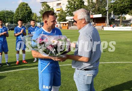 Fussball KFV Cup. SAK gegen Dellach/Gail.  Verabschiedung, Darijo Biscan,  Marko Wieser (SAK). Klagenfurt, am 17.6.2023.
Foto: Kuess



---
pressefotos, pressefotografie, kuess, qs, qspictures, sport, bild, bilder, bilddatenbank