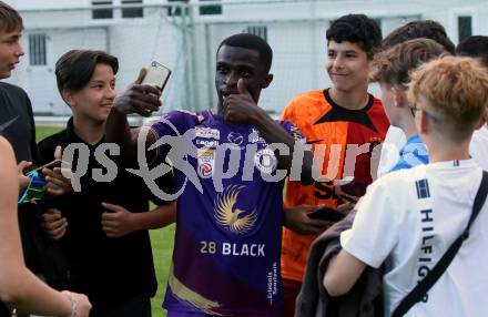 Fussball Bundesliga. Testspiel. ATSV Wolfsberg gegen SK Austria KLagenfurt.   Solomon Bonnah, Fans (KLagenfurt). Wolfsberg, am 4.7.2023.
Foto: Kuess



---
pressefotos, pressefotografie, kuess, qs, qspictures, sport, bild, bilder, bilddatenbank