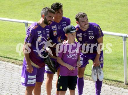 Fussball Bundesliga. Testspiel. Sk Austria KLagenfurt gegen Liefering. Kosmas Gkezos, Sebastian Guerra Soto, Andrew Irving, Fan  (Austria). Gmuend, am 7.7. 2023.
Foto: Kuess



---
pressefotos, pressefotografie, kuess, qs, qspictures, sport, bild, bilder, bilddatenbank