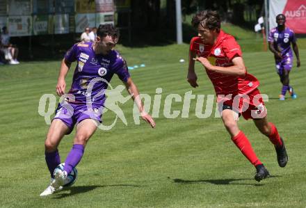 Fussball Bundesliga. Testspiel. Sk Austria KLagenfurt gegen Liefering. Andrew Irving, (Austria),  John Mellberg  (Liefering). Gmuend, am 7.7. 2023.
Foto: Kuess



---
pressefotos, pressefotografie, kuess, qs, qspictures, sport, bild, bilder, bilddatenbank