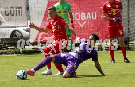 Fussball Bundesliga. Testspiel. Sk Austria KLagenfurt gegen Liefering. Sinan Karweina, (Austria),   Mark Gevorgyan (Liefering). Gmuend, am 7.7. 2023.
Foto: Kuess



---
pressefotos, pressefotografie, kuess, qs, qspictures, sport, bild, bilder, bilddatenbank