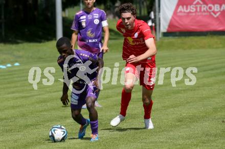 Fussball Bundesliga. Testspiel. Sk Austria KLagenfurt gegen Liefering.  Solomon Bonnah (Austria), Tim Paumgartner   (Liefering). Gmuend, am 7.7. 2023.
Foto: Kuess



---
pressefotos, pressefotografie, kuess, qs, qspictures, sport, bild, bilder, bilddatenbank