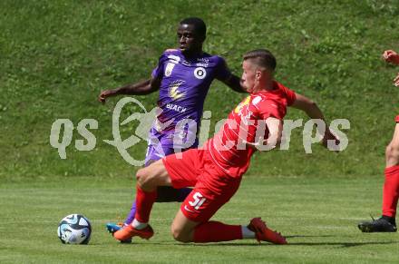 Fussball Bundesliga. Testspiel. Sk Austria KLagenfurt gegen Liefering. Solomon Bonnah,  (Austria),   Rocco Zikovic (Liefering). Gmuend, am 7.7. 2023.
Foto: Kuess



---
pressefotos, pressefotografie, kuess, qs, qspictures, sport, bild, bilder, bilddatenbank