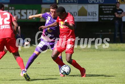 Fussball Bundesliga. Testspiel. Sk Austria KLagenfurt gegen Liefering. Sinan Karweina,  (Austria),   Sidiki Camara (Liefering). Gmuend, am 7.7. 2023.
Foto: Kuess



---
pressefotos, pressefotografie, kuess, qs, qspictures, sport, bild, bilder, bilddatenbank