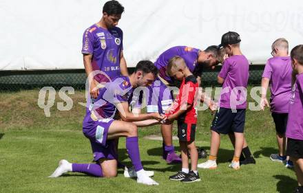 Fussball Bundesliga. Testspiel. Sk Austria KLagenfurt gegen Liefering.  Andrew Irving, Sebastian Guerra Soto, Kosmas Gkezos, Fans (Austria). Gmuend, am 7.7. 2023.
Foto: Kuess



---
pressefotos, pressefotografie, kuess, qs, qspictures, sport, bild, bilder, bilddatenbank