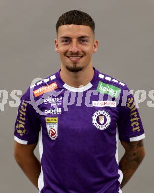 Fussball Bundesliga. SK Austria Klagenfurt. Mannschaftsfototermin. Portrait.   Sinan Karweina .  Klagenfurt, am 10.7.2023.
Foto: Kuess






---
pressefotos, pressefotografie, kuess, qs, qspictures, sport, bild, bilder, bilddatenbank