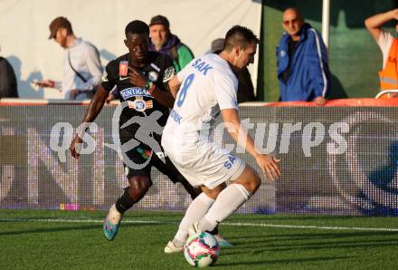 Fussball OEFB Cup. SAK gegen Sturm Graz.  Roman Sadnek,  (SAK),  Amadou Dante  (Sturm Graz). KLagenfurt, am 22.7.2023.
Foto: Kuess






---
pressefotos, pressefotografie, kuess, qs, qspictures, sport, bild, bilder, bilddatenbank