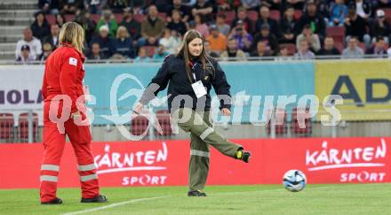 Fussball Bundesliga. SK Austria Klagenfurt gegen WAC.  Ehrenankick.  Klagenfurt, am 9.8.2023.
Foto: Kuess
---
pressefotos, pressefotografie, kuess, qs, qspictures, sport, bild, bilder, bilddatenbank