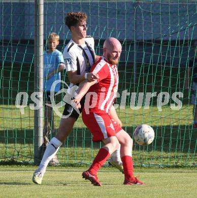 Fussball Kaerntner Liga. Bleiburg gegen KAC.   Raphael Huber (Bleiburg),  Sebastian Chum   (KAC). Bleiburg, am 12.8.2023.
Foto: Kuess
---
pressefotos, pressefotografie, kuess, qs, qspictures, sport, bild, bilder, bilddatenbank