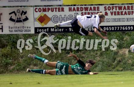 Fussball Kaerntner Liga. Lendorf gegen Spittal.  Johannes Brunner  (Lendorf),  Tristan Bruekk   (Spittal). Lendorf am 25.8.2023.
Foto: Kuess
---
pressefotos, pressefotografie, kuess, qs, qspictures, sport, bild, bilder, bilddatenbank