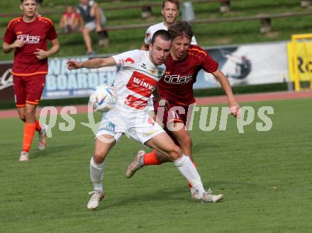 Fussball Unterliga West. Lienz gegen Woelfnitz  Manuel Amoser  (Lienz),   Nikolaos Legat  (Woelfnitz). Lienz am 26.8.2023.
Foto: Kuess
---
pressefotos, pressefotografie, kuess, qs, qspictures, sport, bild, bilder, bilddatenbank