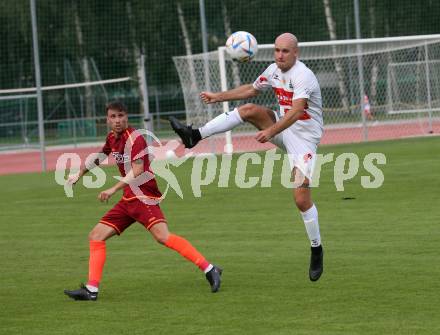 Fussball Unterliga West. Lienz gegen Woelfnitz   Dominik Mueller (Lienz),  Zan Poglajen   (Woelfnitz). Lienz am 26.8.2023.
Foto: Kuess
---
pressefotos, pressefotografie, kuess, qs, qspictures, sport, bild, bilder, bilddatenbank