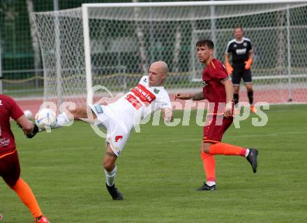 Fussball Unterliga West. Lienz gegen Woelfnitz   Dominik Mueller (Lienz),  Zan Poglajen   (Woelfnitz). Lienz am 26.8.2023.
Foto: Kuess
---
pressefotos, pressefotografie, kuess, qs, qspictures, sport, bild, bilder, bilddatenbank