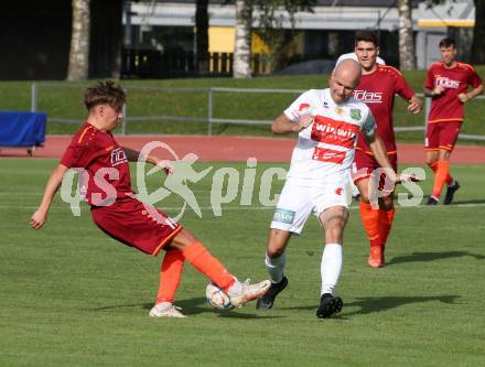 Fussball Unterliga West. Lienz gegen Woelfnitz   Dominik Mueller (Lienz),  Nikolaos Legat   (Woelfnitz). Lienz am 26.8.2023.
Foto: Kuess
---
pressefotos, pressefotografie, kuess, qs, qspictures, sport, bild, bilder, bilddatenbank