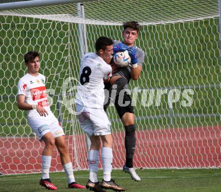 Fussball Unterliga West. Lienz gegen Woelfnitz  Lukas Schrott  (Lienz),   Florian Maximilian Rutnig  (Woelfnitz). Lienz am 26.8.2023.
Foto: Kuess
---
pressefotos, pressefotografie, kuess, qs, qspictures, sport, bild, bilder, bilddatenbank