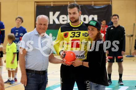 Handball BUndesliga. SC Ferlach gegen HC FIVERS WAT Margareten. Buergermeister Ingo Appe, Florian Striessnig, Lara Vadlau.  Ferlach, am 5.9.2023.
Foto: Kuess
---
pressefotos, pressefotografie, kuess, qs, qspictures, sport, bild, bilder, bilddatenbank