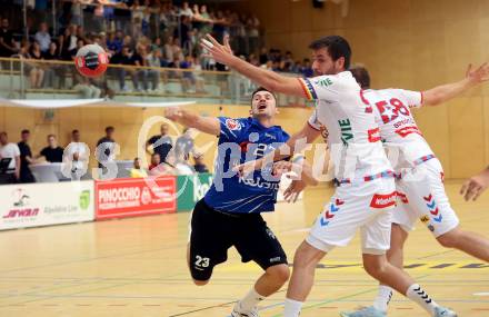 Handball BUndesliga. SC Ferlach gegen HC FIVERS WAT Margareten.  Jure Kocbek,  (SCF),    Thomas Seidl (Margareten). Ferlach, am 5.9.2023.
Foto: Kuess
---
pressefotos, pressefotografie, kuess, qs, qspictures, sport, bild, bilder, bilddatenbank