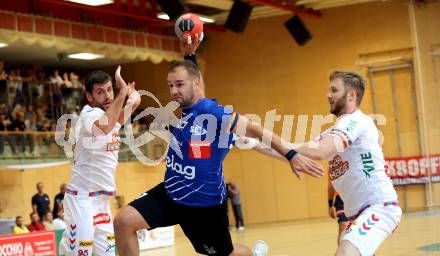 Handball BUndesliga. SC Ferlach gegen HC FIVERS WAT Margareten.  Patrik Leban, (SCF),    Thomas Seidl, Florian Heizinger  (Margareten). Ferlach, am 5.9.2023.
Foto: Kuess
---
pressefotos, pressefotografie, kuess, qs, qspictures, sport, bild, bilder, bilddatenbank