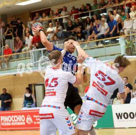 Handball BUndesliga. SC Ferlach gegen HC FIVERS WAT Margareten. Mladan Jovanovic,   (SCF),  Florian Heizinger, Jakob Nigg (Margareten). Ferlach, am 5.9.2023.
Foto: Kuess
---
pressefotos, pressefotografie, kuess, qs, qspictures, sport, bild, bilder, bilddatenbank