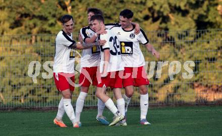 Fussball Kaerntner Liga. Kraig gegen Spittal.  Torjubel Fabian Hoi, Samuel Muellmann (Spittal). Kraig, am 9.9.2023.
Foto: Kuess
---
pressefotos, pressefotografie, kuess, qs, qspictures, sport, bild, bilder, bilddatenbank