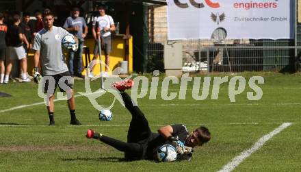 Fussball.  Testspiel. Austria Klagenfurt gegen GAK.  Phillip Menzel, Tormanntrainer Marc Lamberger (Klagenfurt). Viktring, 8.9.2023.
Foto: Kuess
---
pressefotos, pressefotografie, kuess, qs, qspictures, sport, bild, bilder, bilddatenbank