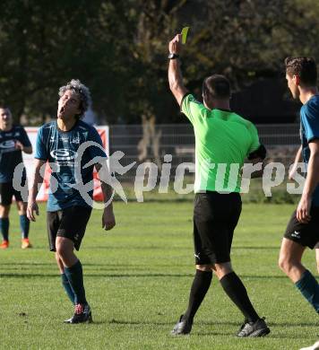 Fussball Kaerntner Liga. Kraig gegen Spittal.  Gelbe Karte Maximilian Felsberger  (Kraig),    Schiedsrichter Bernhard Krainz. Kraig, am 9.9.2023.
Foto: Kuess
---
pressefotos, pressefotografie, kuess, qs, qspictures, sport, bild, bilder, bilddatenbank