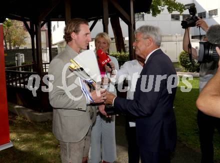 Eishockey. ICE Hockey League. Wahl zum Kaerntner Eishockey Superstar.  Philipp Lindner, (VSV) Peter Kaiser. Velden, am 12.9.2023.
Foto: Kuess



---
pressefotos, pressefotografie, kuess, qs, qspictures, sport, bild, bilder, bilddatenbank