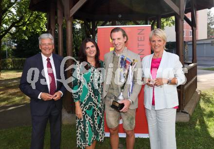 Eishockey. ICE Hockey League. Wahl zum Kaerntner Eishockey Superstar. Peter Kaiser, Stephanie Lindner, Philipp Lindner (VSV), Karin Bernhard. Velden, am 12.9.2023.
Foto: Kuess
---
pressefotos, pressefotografie, kuess, qs, qspictures, sport, bild, bilder, bilddatenbank