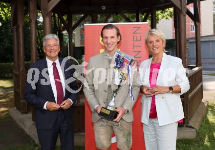 Eishockey. ICE Hockey League. Wahl zum Kaerntner Eishockey Superstar. Peter Kaiser, Philipp Lindner (VSV), Karin Bernhard. Velden, am 12.9.2023.
Foto: Kuess
---
pressefotos, pressefotografie, kuess, qs, qspictures, sport, bild, bilder, bilddatenbank