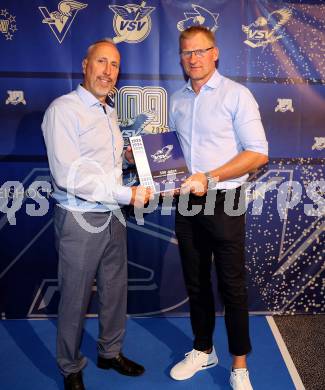 Eishockey Bundesliga. 100 Jahr Feier VSV.  Dany Bousquet, Guenther Lanzinger . Villach, am 21.9.2023.
Foto: Kuess
www.qspictures.net
---
pressefotos, pressefotografie, kuess, qs, qspictures, sport, bild, bilder, bilddatenbank