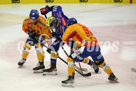 EBEL. Eishockey Bundesliga. EC VSV gegen Asiago Hockey.  Tim Geifes,   (VSV),  Stefano Marchetti, Giordano Finoro  (Asiago). Villach, am 26.9.2023
Foto: Kuess
www.qspictures.net
---
pressefotos, pressefotografie, kuess, qs, qspictures, sport, bild, bilder, bilddatenbank