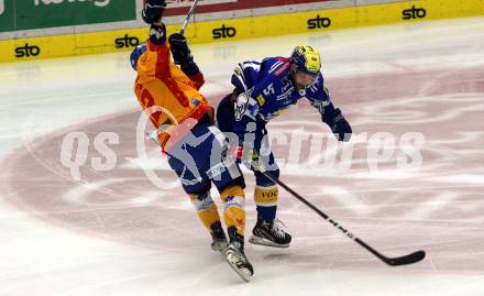 EBEL. Eishockey Bundesliga. EC VSV gegen Asiago Hockey.  Mark Katic,    (VSV),  Giordano Finoro (Asiago). Villach, am 26.9.2023
Foto: Kuess
www.qspictures.net
---
pressefotos, pressefotografie, kuess, qs, qspictures, sport, bild, bilder, bilddatenbank