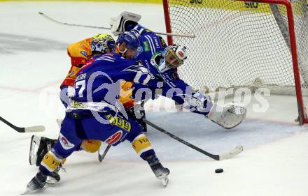 EBEL. Eishockey Bundesliga. EC VSV gegen Asiago Hockey.   Arturs Kulda, Jean Philippe Lamoureux,  (VSV),  Nicholas Samuel Saracino  (Asiago). Villach, am 26.9.2023
Foto: Kuess
www.qspictures.net
---
pressefotos, pressefotografie, kuess, qs, qspictures, sport, bild, bilder, bilddatenbank