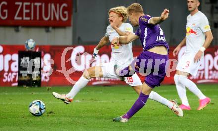 Fussball Bundesliga. SK Austria Klagenfurt gegen FC Red Bull Salzburg.   Florian Jaritz, (Klagenfurt),  Mads Bidstrup   (Salzburg).  Klagenfurt, am 8.10.2023.
Foto: Kuess
---
pressefotos, pressefotografie, kuess, qs, qspictures, sport, bild, bilder, bilddatenbank