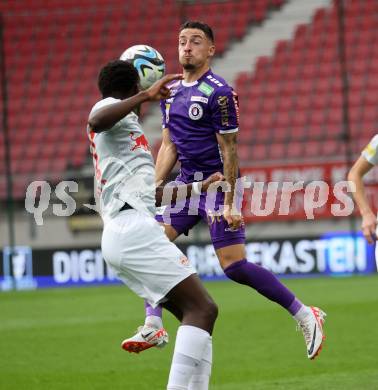 Fussball Bundesliga. SK Austria Klagenfurt gegen FC Red Bull Salzburg.  Sinan Karweina,   (Klagenfurt),   Lucas Gourna-Douath (Salzburg).  Klagenfurt, am 8.10.2023.
Foto: Kuess
---
pressefotos, pressefotografie, kuess, qs, qspictures, sport, bild, bilder, bilddatenbank