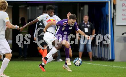 Fussball Bundesliga. SK Austria Klagenfurt gegen FC Red Bull Salzburg.   Andrew Irving, (Klagenfurt),  Lucas Gourna-Douath   (Salzburg).  Klagenfurt, am 8.10.2023.
Foto: Kuess
---
pressefotos, pressefotografie, kuess, qs, qspictures, sport, bild, bilder, bilddatenbank