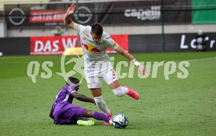 Fussball Bundesliga. SK Austria Klagenfurt gegen FC Red Bull Salzburg.  Solomon Bonnah,   (Klagenfurt),  Aleksa Terzic  (Salzburg).  Klagenfurt, am 8.10.2023.
Foto: Kuess
---
pressefotos, pressefotografie, kuess, qs, qspictures, sport, bild, bilder, bilddatenbank