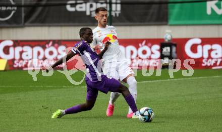 Fussball Bundesliga. SK Austria Klagenfurt gegen FC Red Bull Salzburg.   Solomon Bonnah, (Klagenfurt),  Aleksa Terzic   (Salzburg).  Klagenfurt, am 8.10.2023.
Foto: Kuess
---
pressefotos, pressefotografie, kuess, qs, qspictures, sport, bild, bilder, bilddatenbank