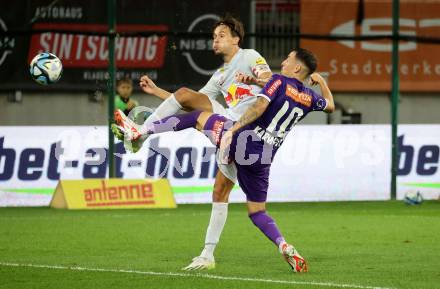 Fussball Bundesliga. SK Austria Klagenfurt gegen FC Red Bull Salzburg.  Sinan Karweina,  (Klagenfurt),  Roko Simic   (Salzburg).  Klagenfurt, am 8.10.2023.
Foto: Kuess
---
pressefotos, pressefotografie, kuess, qs, qspictures, sport, bild, bilder, bilddatenbank