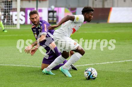 Fussball Bundesliga. SK Austria Klagenfurt gegen FC Red Bull Salzburg.  Kosmas Gkezos,  (Klagenfurt),  Amankwah Forson   (Salzburg).  Klagenfurt, am 8.10.2023.
Foto: Kuess
---
pressefotos, pressefotografie, kuess, qs, qspictures, sport, bild, bilder, bilddatenbank