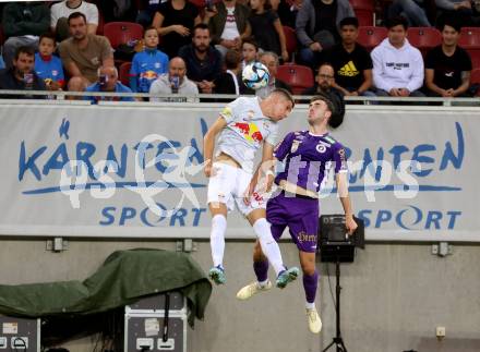 Fussball Bundesliga. SK Austria Klagenfurt gegen FC Red Bull Salzburg.  Andrew Irving,  (Klagenfurt),  Petar Ratkov   (Salzburg).  Klagenfurt, am 8.10.2023.
Foto: Kuess
---
pressefotos, pressefotografie, kuess, qs, qspictures, sport, bild, bilder, bilddatenbank