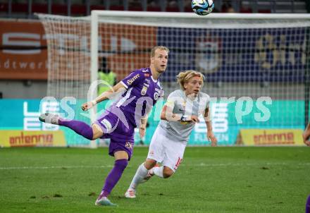 Fussball Bundesliga. SK Austria Klagenfurt gegen FC Red Bull Salzburg.   Floria Jaritz, (Klagenfurt),  Mads Bidstrup   (Salzburg).  Klagenfurt, am 8.10.2023.
Foto: Kuess
---
pressefotos, pressefotografie, kuess, qs, qspictures, sport, bild, bilder, bilddatenbank