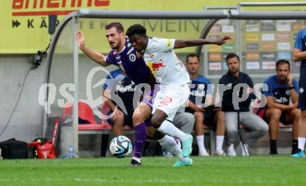 Fussball Bundesliga. SK Austria Klagenfurt gegen FC Red Bull Salzburg.  Turgay Gemicibasi,   (Klagenfurt),  Amankwah Forson  (Salzburg).  Klagenfurt, am 8.10.2023.
Foto: Kuess
---
pressefotos, pressefotografie, kuess, qs, qspictures, sport, bild, bilder, bilddatenbank