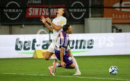 Fussball Bundesliga. SK Austria Klagenfurt gegen FC Red Bull Salzburg.   Sinan Karweina,  (Klagenfurt),  Amar Dedic   (Salzburg).  Klagenfurt, am 8.10.2023.
Foto: Kuess
---
pressefotos, pressefotografie, kuess, qs, qspictures, sport, bild, bilder, bilddatenbank