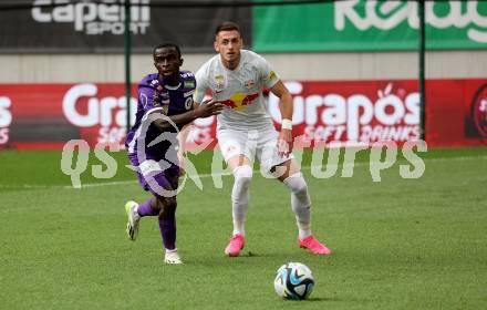 Fussball Bundesliga. SK Austria Klagenfurt gegen FC Red Bull Salzburg.  Solomon Bonnah,  (Klagenfurt),  Aleksa Terzic  (Salzburg).  Klagenfurt, am 8.10.2023.
Foto: Kuess
---
pressefotos, pressefotografie, kuess, qs, qspictures, sport, bild, bilder, bilddatenbank