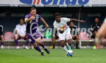 Fussball Bundesliga. SK Austria Klagenfurt gegen FC Red Bull Salzburg.  Turgay Gemicibasi,   (Klagenfurt),  Amankwah Forson  (Salzburg).  Klagenfurt, am 8.10.2023.
Foto: Kuess
---
pressefotos, pressefotografie, kuess, qs, qspictures, sport, bild, bilder, bilddatenbank