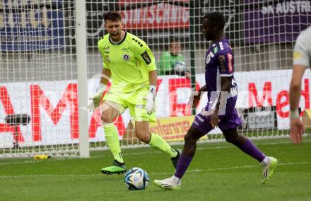 Fussball Bundesliga. SK Austria Klagenfurt gegen FC Red Bull Salzburg.   Phillip Menzel, Solomon Bonnah (Klagenfurt).  Klagenfurt, am 8.10.2023.
Foto: Kuess
---
pressefotos, pressefotografie, kuess, qs, qspictures, sport, bild, bilder, bilddatenbank