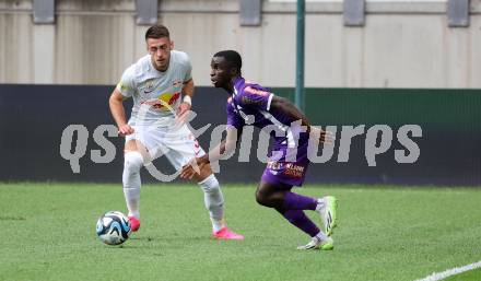 Fussball Bundesliga. SK Austria Klagenfurt gegen FC Red Bull Salzburg.  Solomon Bonnah  (Klagenfurt),  Aleksa Terzic  (Salzburg).  Klagenfurt, am 8.10.2023.
Foto: Kuess
---
pressefotos, pressefotografie, kuess, qs, qspictures, sport, bild, bilder, bilddatenbank